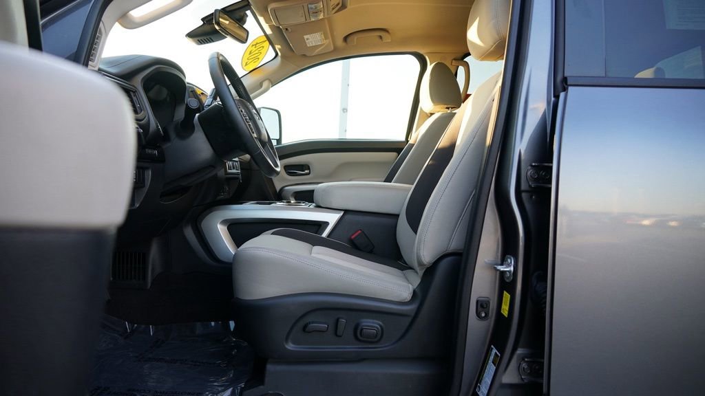 Used 2024 Nissan Titan SV w/ SV Convenience Package image 12