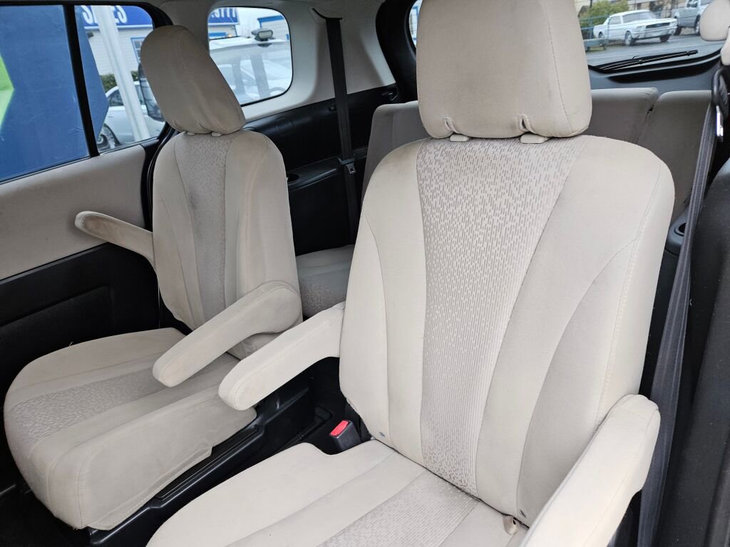 Used 2012 MAZDA MAZDA5 Touring w/ Moonroof & Audio Pkg image 13