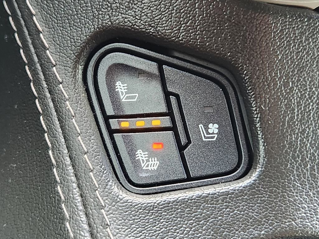 Used 2020 GMC Yukon XL Denali w/ Denali Premium Package image 25