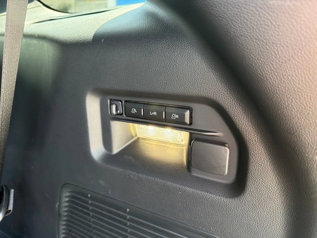 Used 2025 Ford Explorer Platinum RWD image 9
