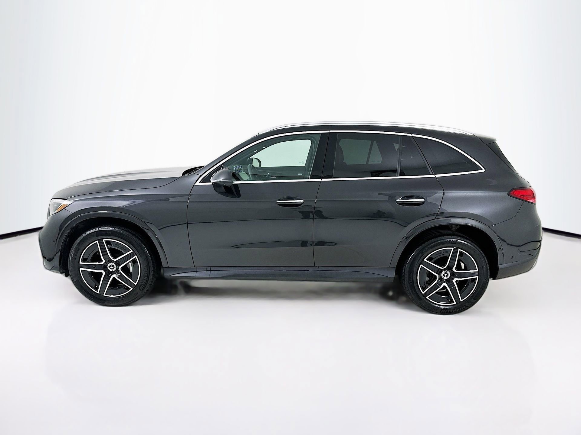 Used 2025 Mercedes-Benz GLC 300 4MATIC image 5