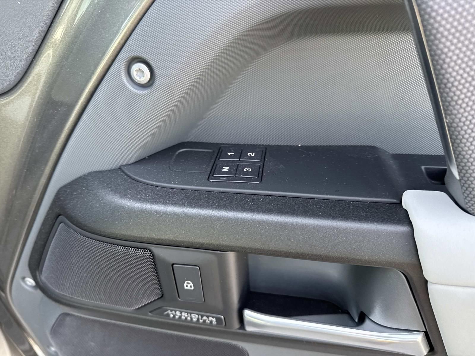 Used 2025 Land Rover Defender 130 X image 15