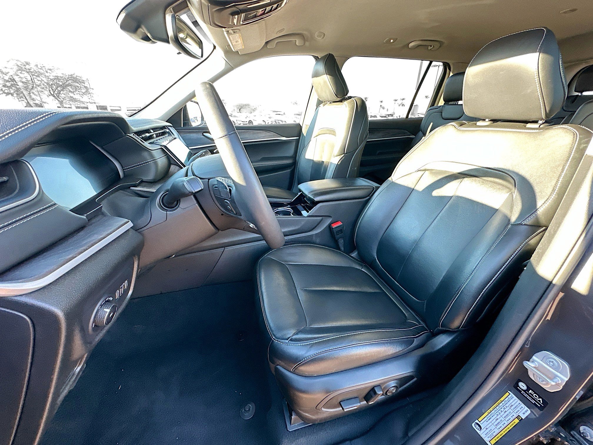 Used 2023 Jeep Grand Cherokee L Limited w/ Black Appearance Package image 13