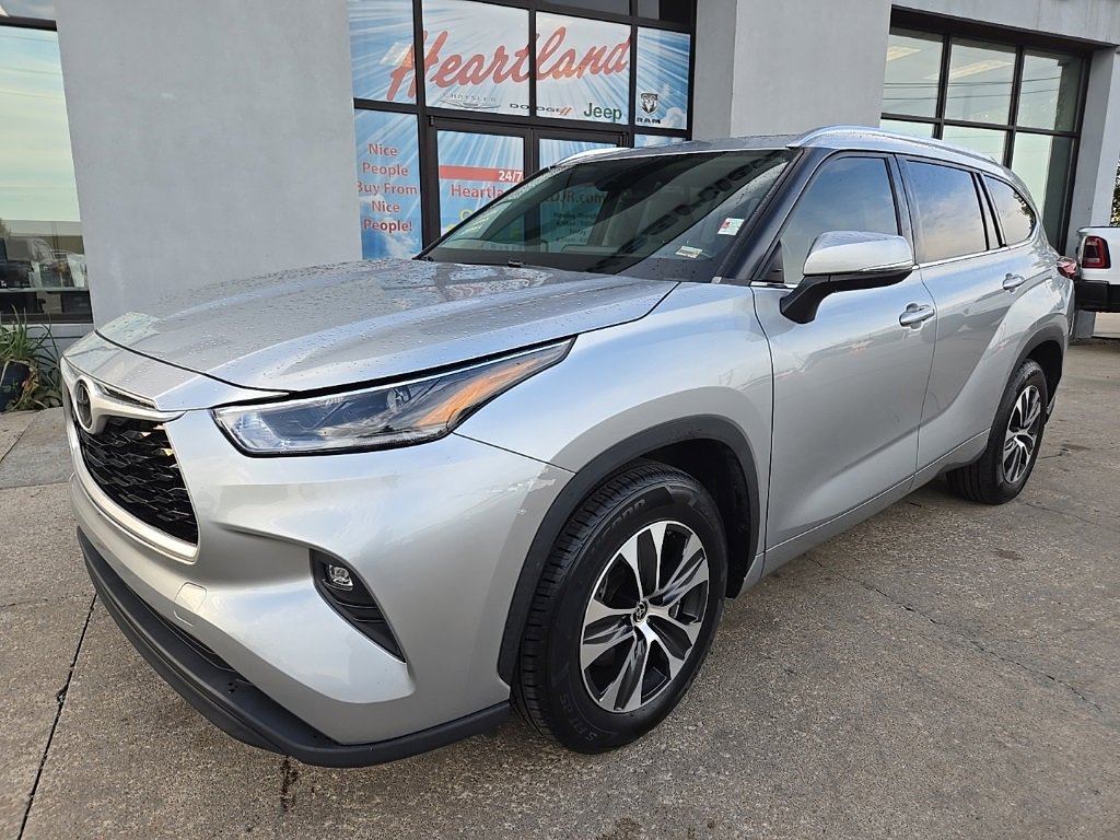 Used 2021 Toyota Highlander XLE image 2