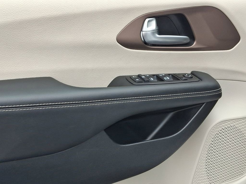 Used 2024 Chrysler Voyager LX image 14