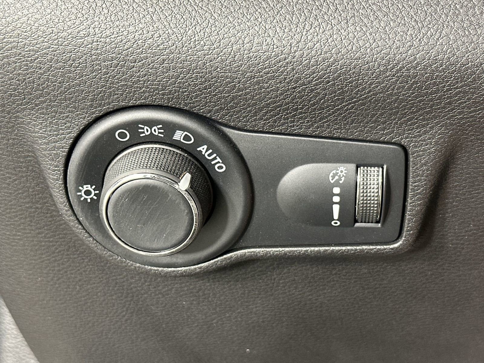 Used 2025 Jeep Compass Sport image 18