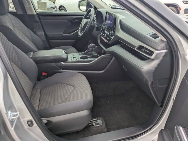 Used 2025 Toyota Highlander LE image 5