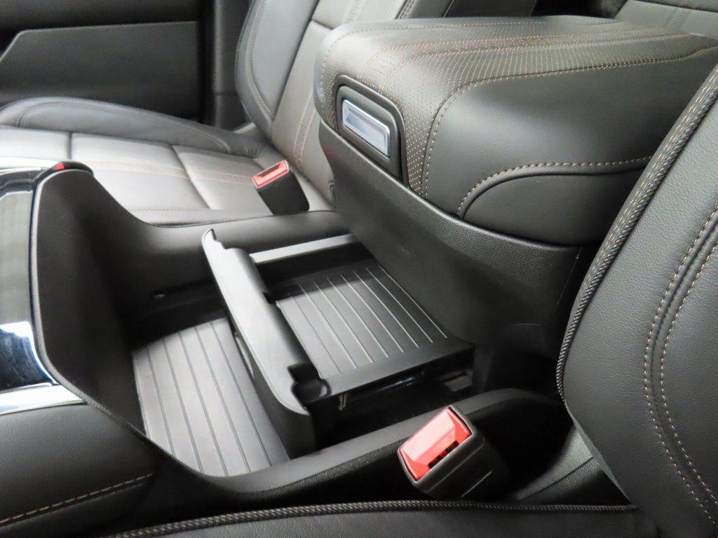 Used 2025 Chevrolet Suburban High Country AWD/4WD image 28