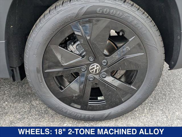 Used 2025 Volkswagen Taos SE w/ Panoramic Sunroof Package FWD image 9