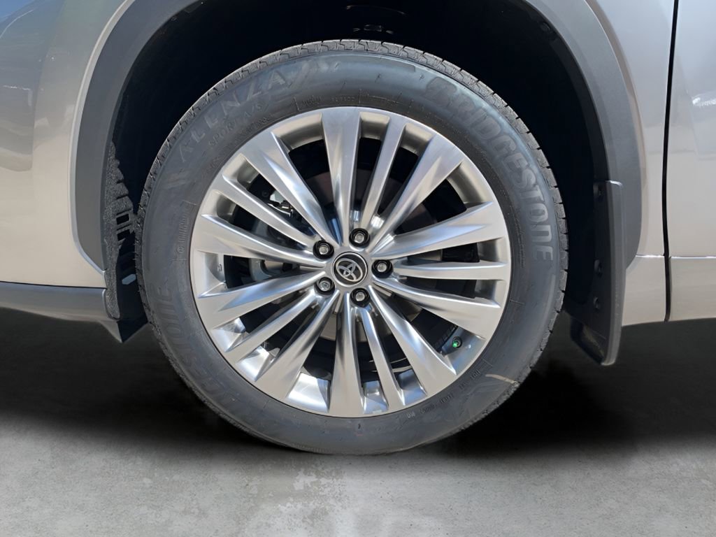 New 2025 Toyota Highlander Platinum image 31