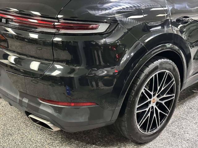 Used 2025 Porsche Cayenne AWD/4WD image 8
