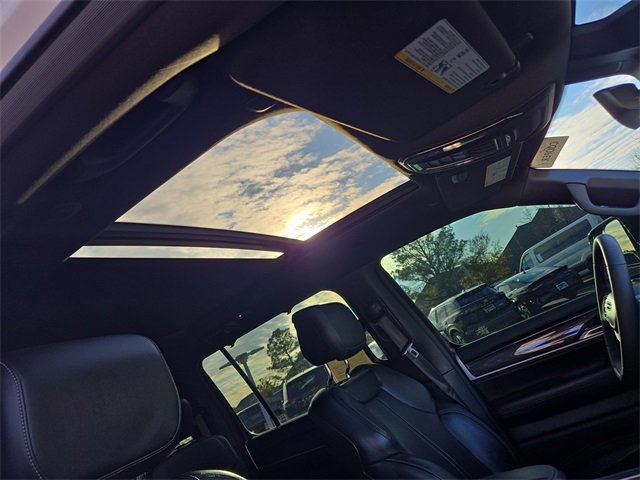 Used 2023 Jeep Wagoneer 4WD w/ Premium Group I image 16