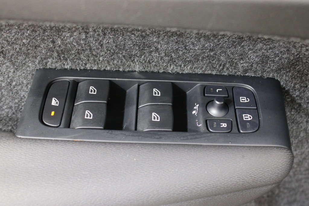 Used 2026 Volvo XC40 B5 Plus AWD/4WD image 18