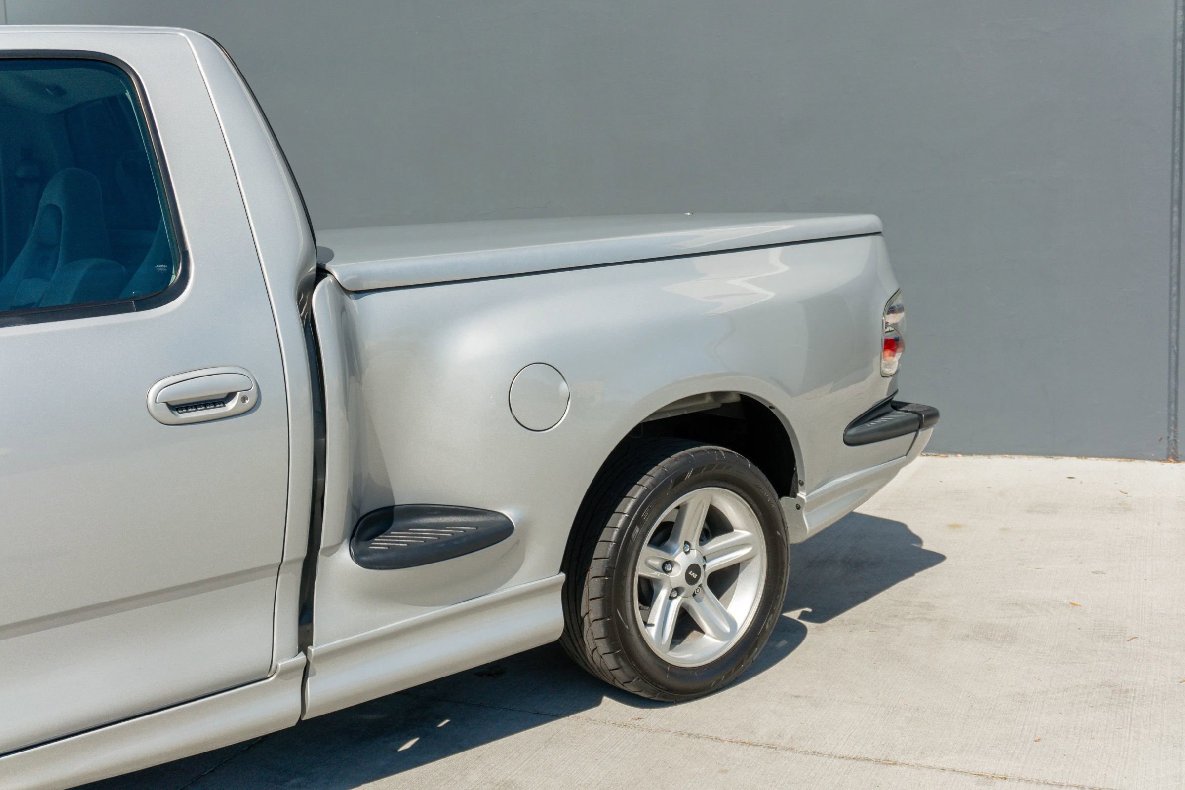 Used 2004 Ford F150 Lightning RWD image 25