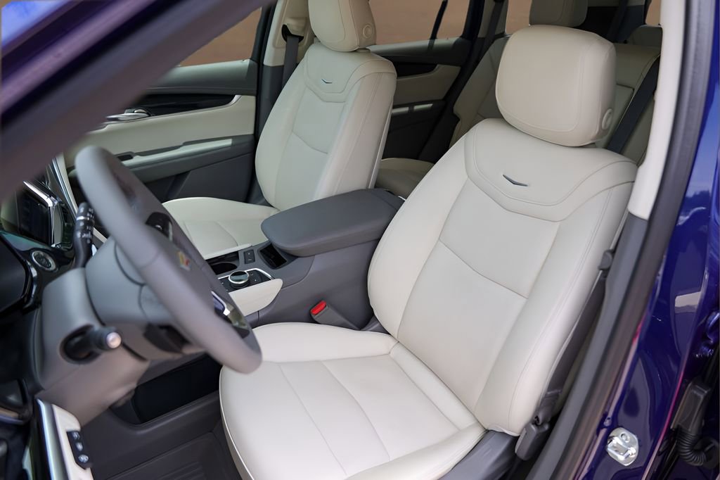 Certified 2025 Cadillac XT6 Premium Luxury w/ Technology Package FWD image 7