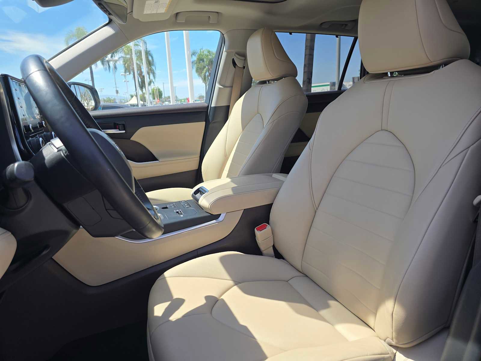 Used 2022 Toyota Highlander XLE image 23