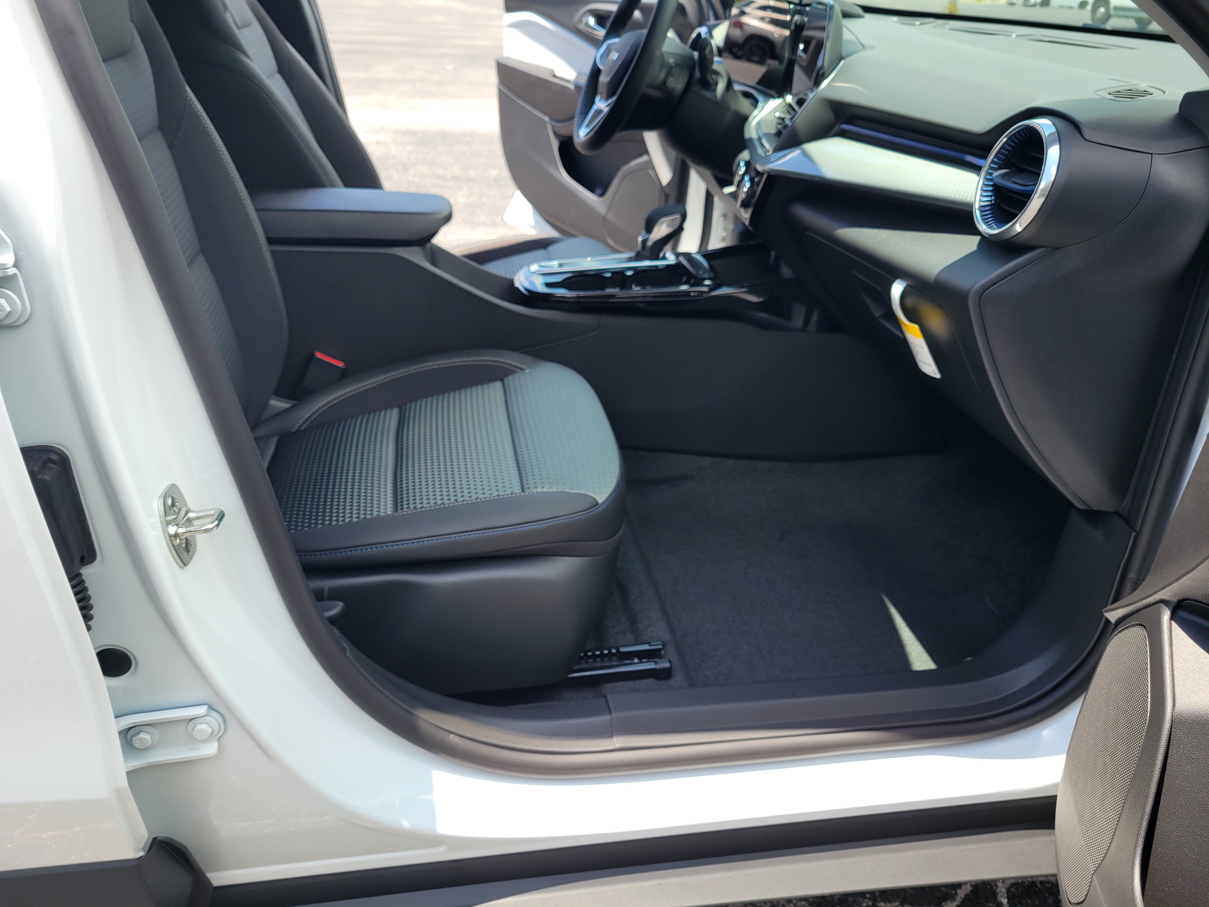 New 2026 Chevrolet Trax LT w/ Driver Confidence Package FWD image 27