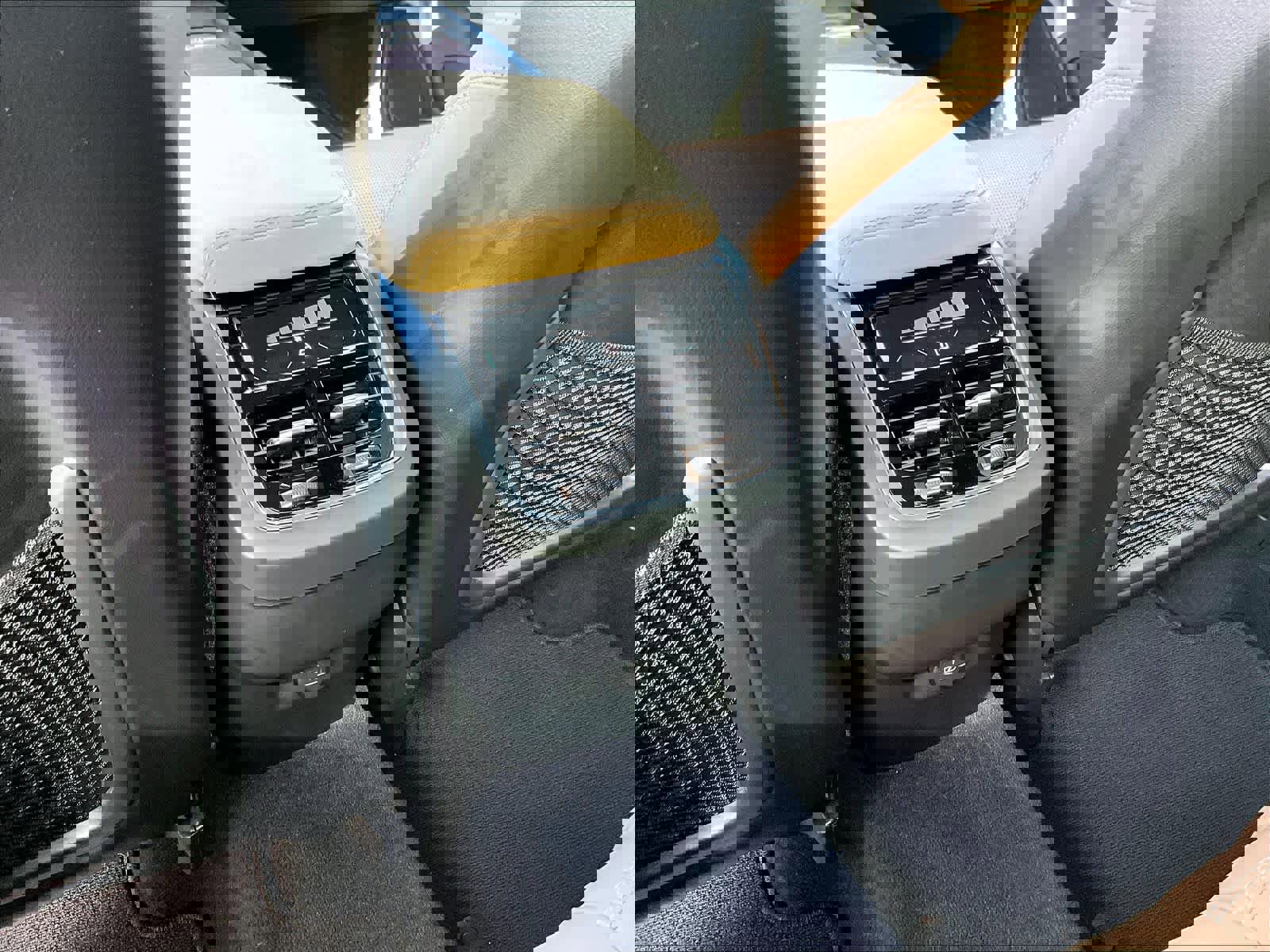 Used 2023 Volvo XC60 B5 Ultimate w/ Protection Package Premier image 37