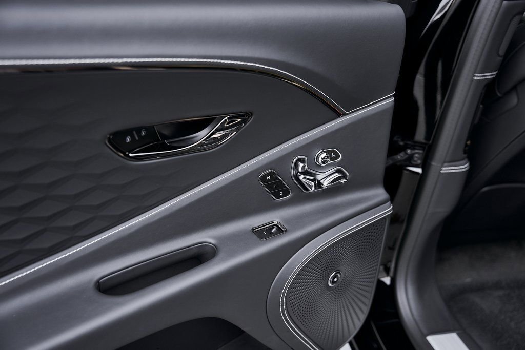 Used 2025 Bentley Flying Spur Plug-In Hybrid image 53