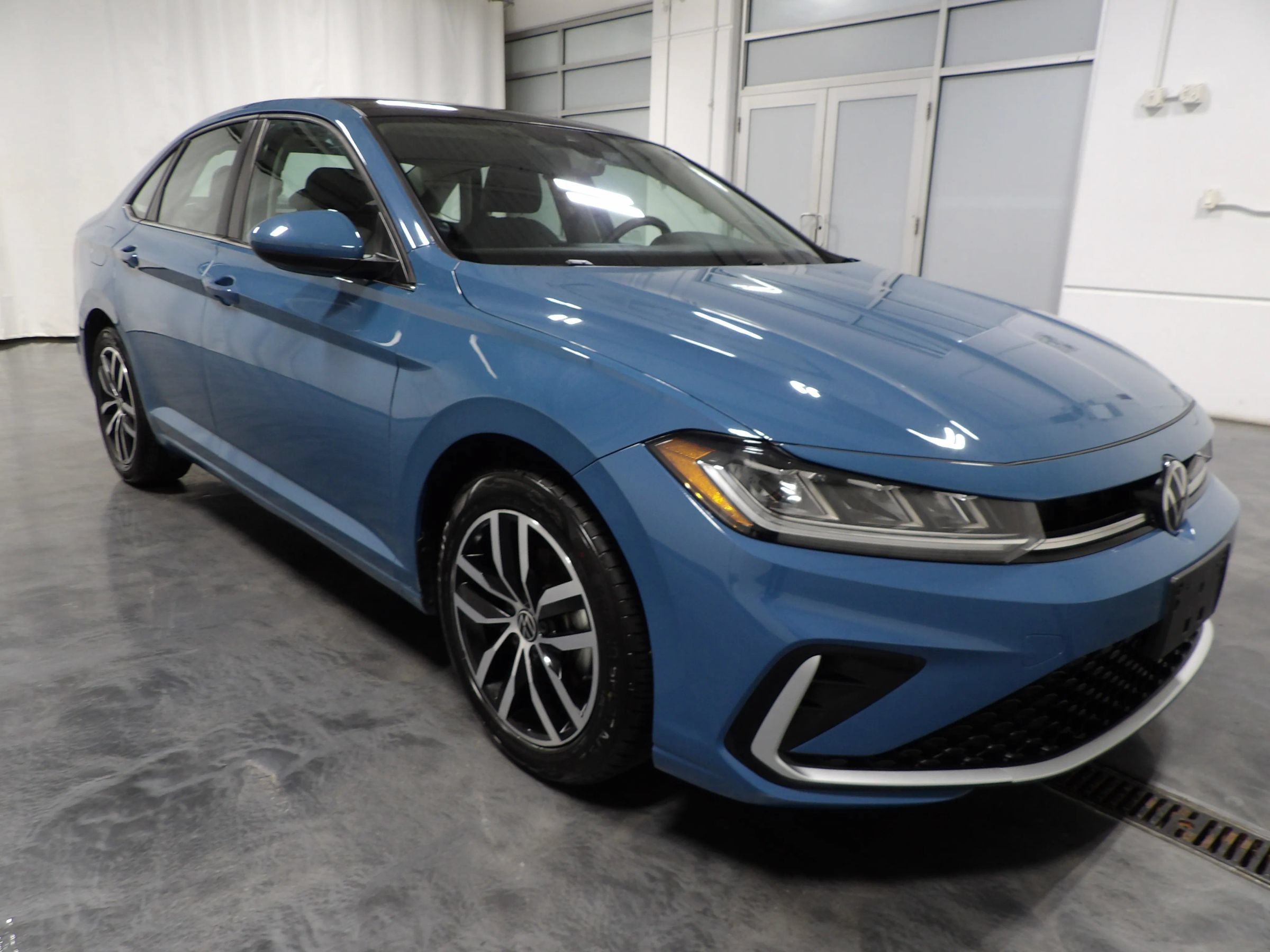 Used 2026 Volkswagen Jetta SE FWD image 2