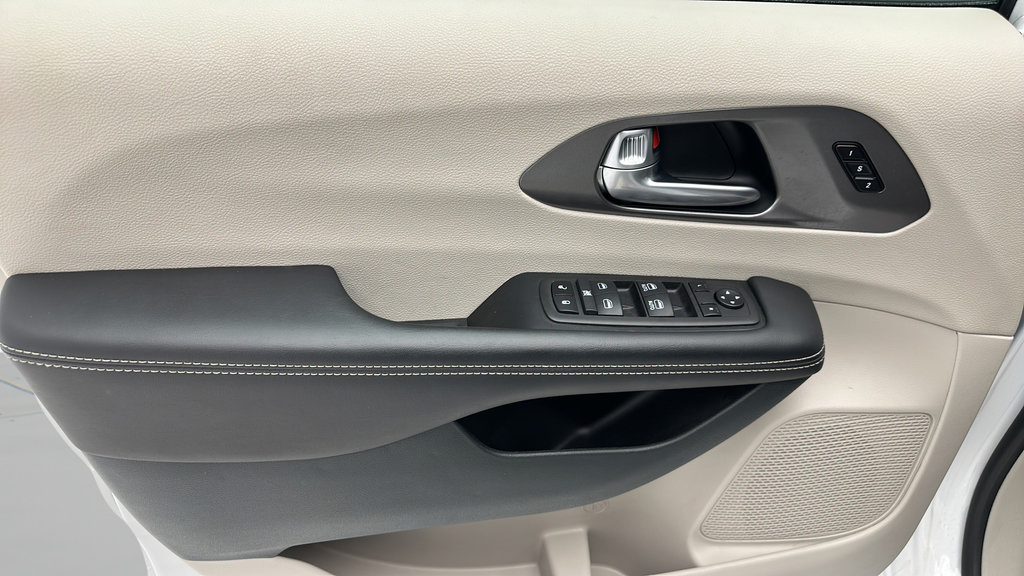 Used 2024 Chrysler Pacifica Touring-L FWD image 13