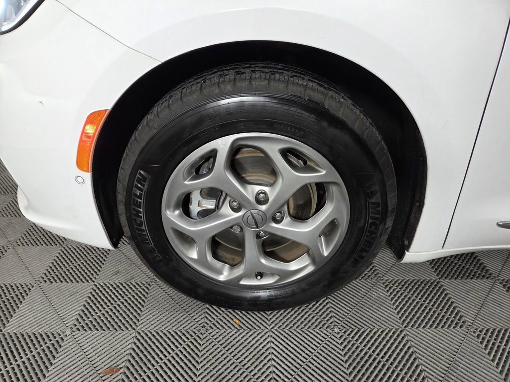 Used 2023 Chrysler Pacifica Limited w/ Uconnect Theater Family Group image 11