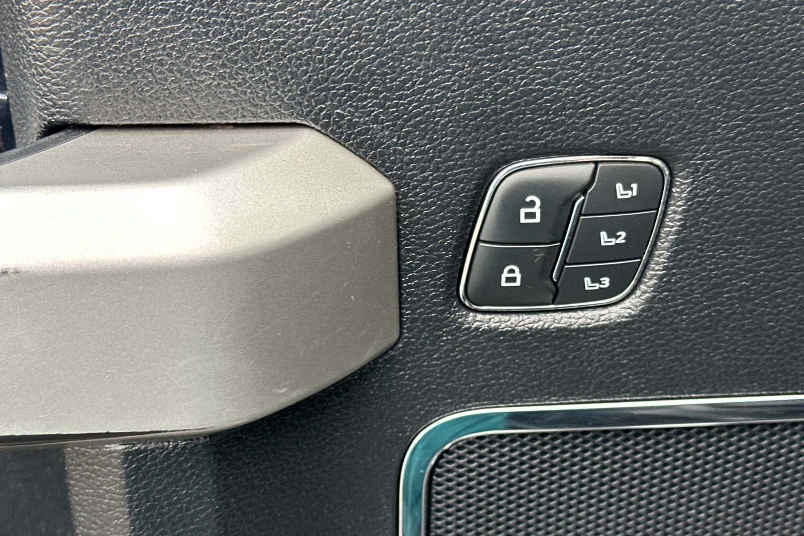 Used 2021 Ford F250 Lariat w/ Chrome Package image 11