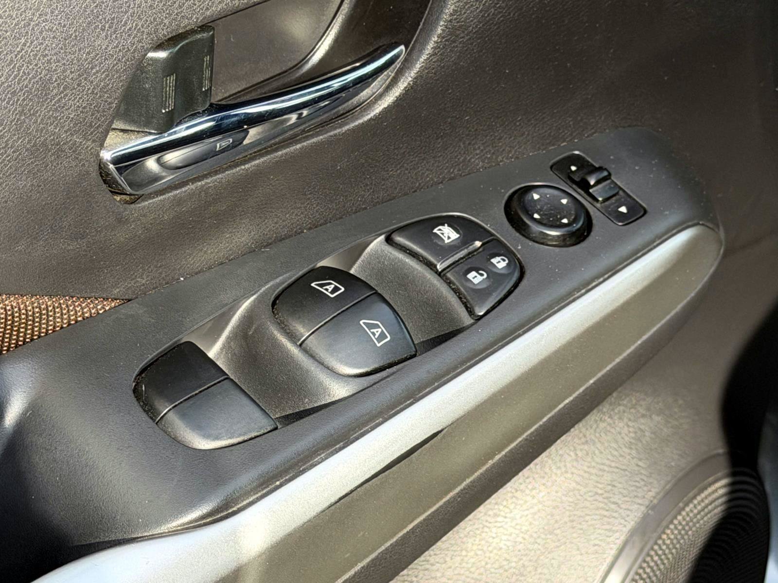 Used 2020 Nissan Kicks SR FWD image 15