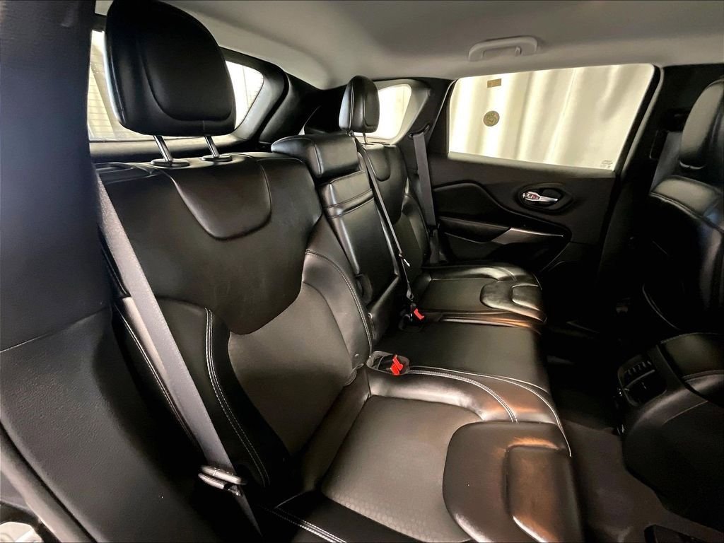 Used 2019 Jeep Cherokee Latitude Plus w/ Comfort/Convenience Group AWD/4WD image 16