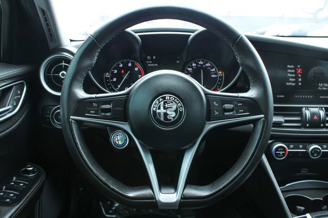 Used 2017 Alfa Romeo Giulia Sprint w/ Cold Weather Package image 22