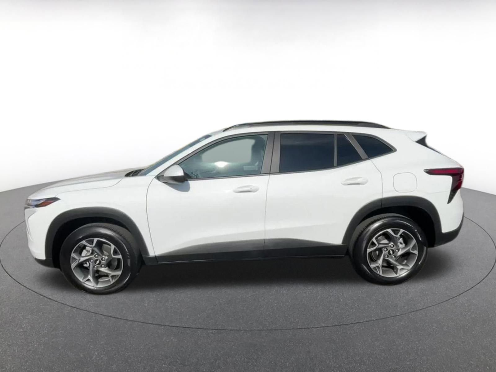 Used 2025 Chevrolet Trax LT w/ LT Convenience Package image 9