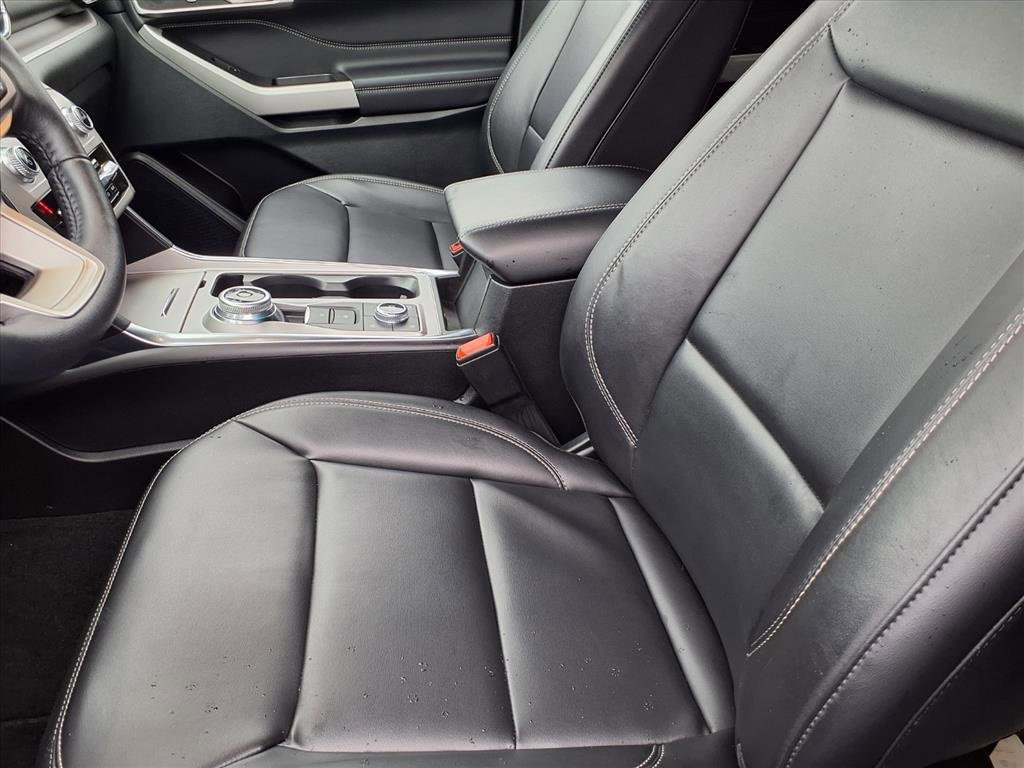 Used 2023 Ford Explorer XLT w/ Equipment Group 202A image 3