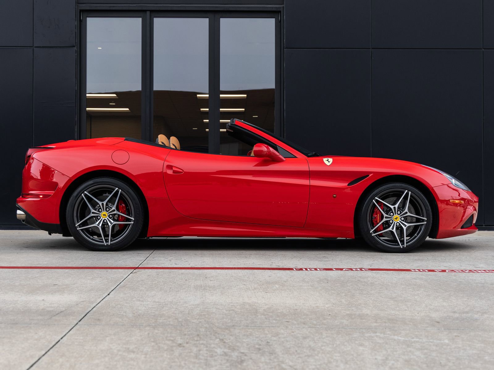 Used 2016 Ferrari California T RWD image 12