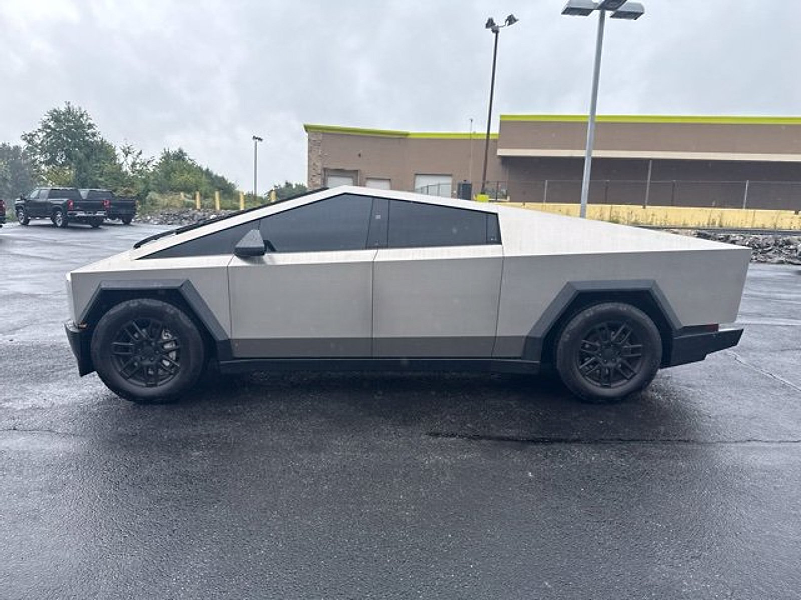 Used 2025 Tesla Cybertruck AWD Crew Cab image 9