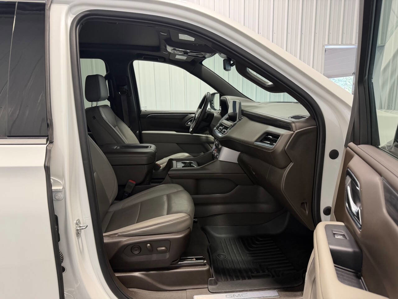 Used 2023 GMC Yukon XL SLT w/ SLT Premium Package AWD/4WD image 11
