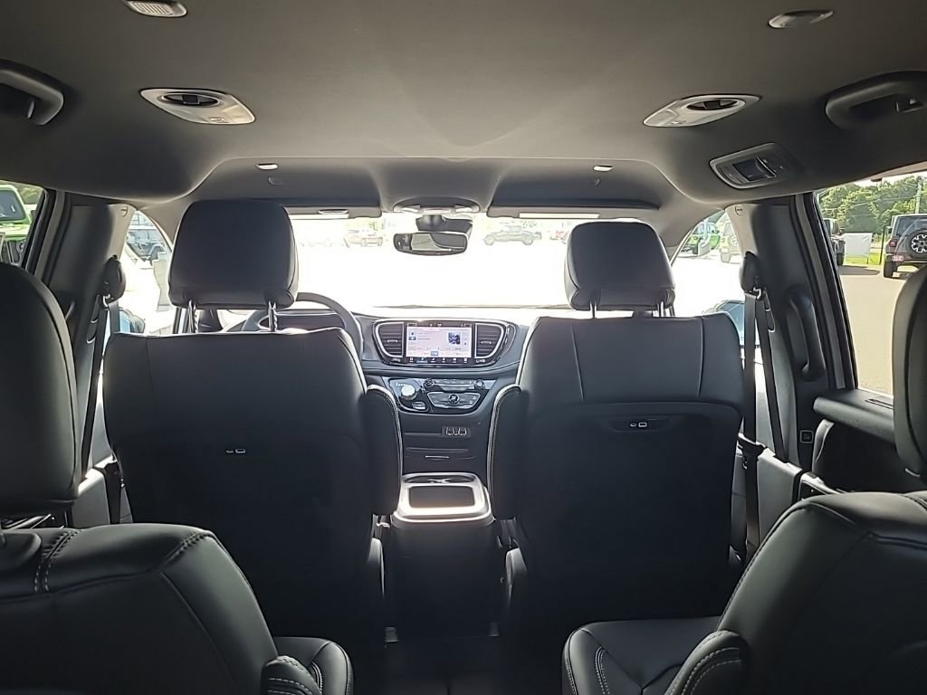 New 2025 Chrysler Pacifica Select FWD image 21