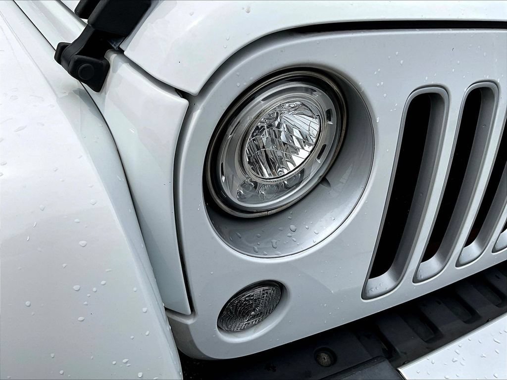 Used 2017 Jeep Wrangler Sahara w/ Connectivity Group AWD/4WD image 30