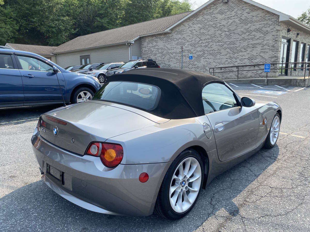 Used 2004 BMW Z4 2.5i RWD image 9