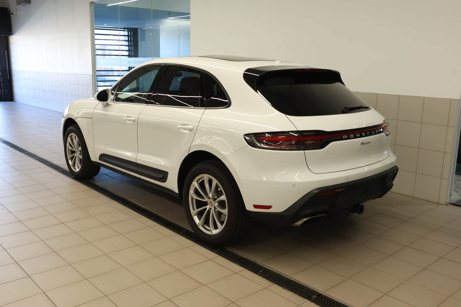 Certified 2024 Porsche Macan image 3