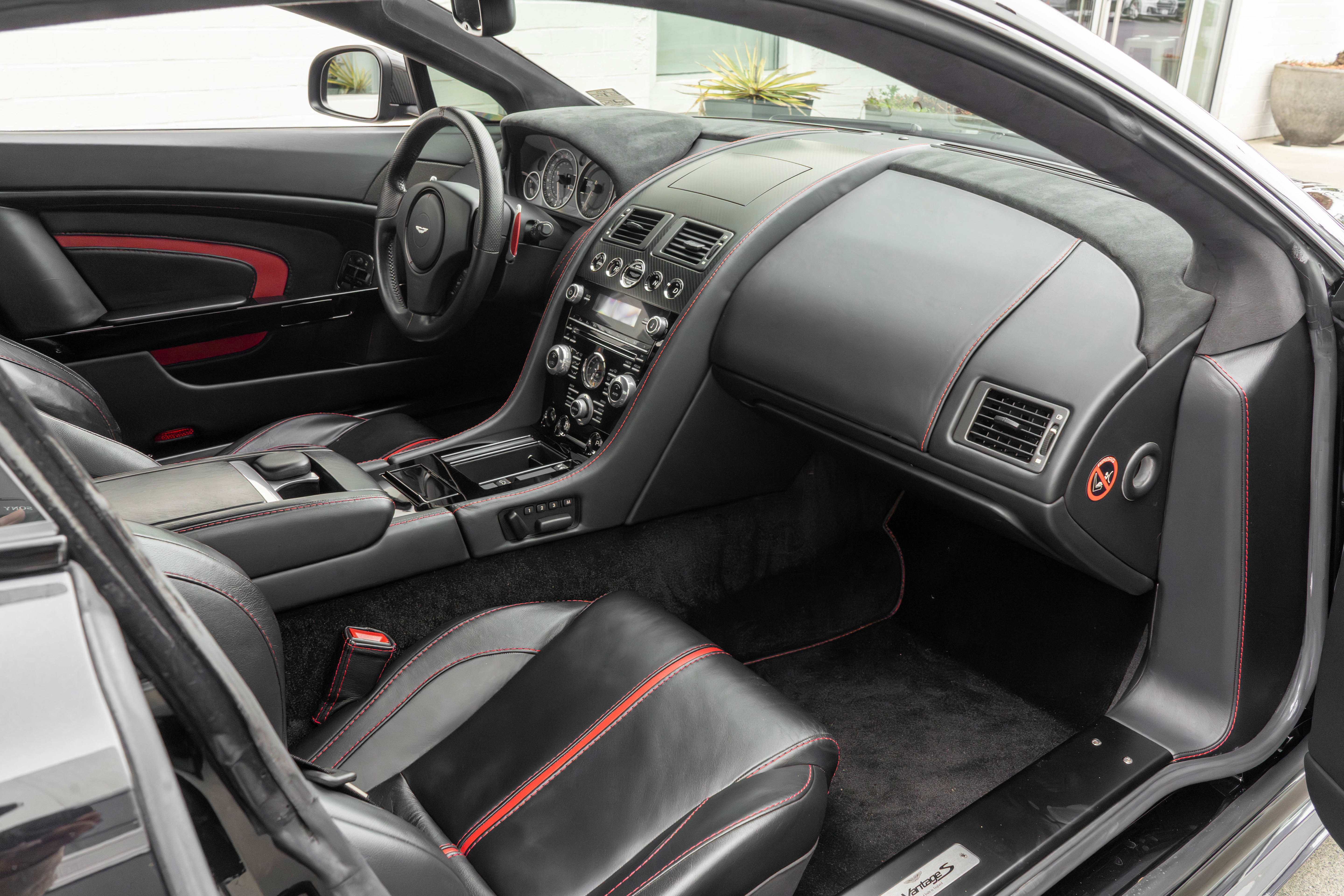 Used 2015 Aston Martin V12 Vantage S image 28