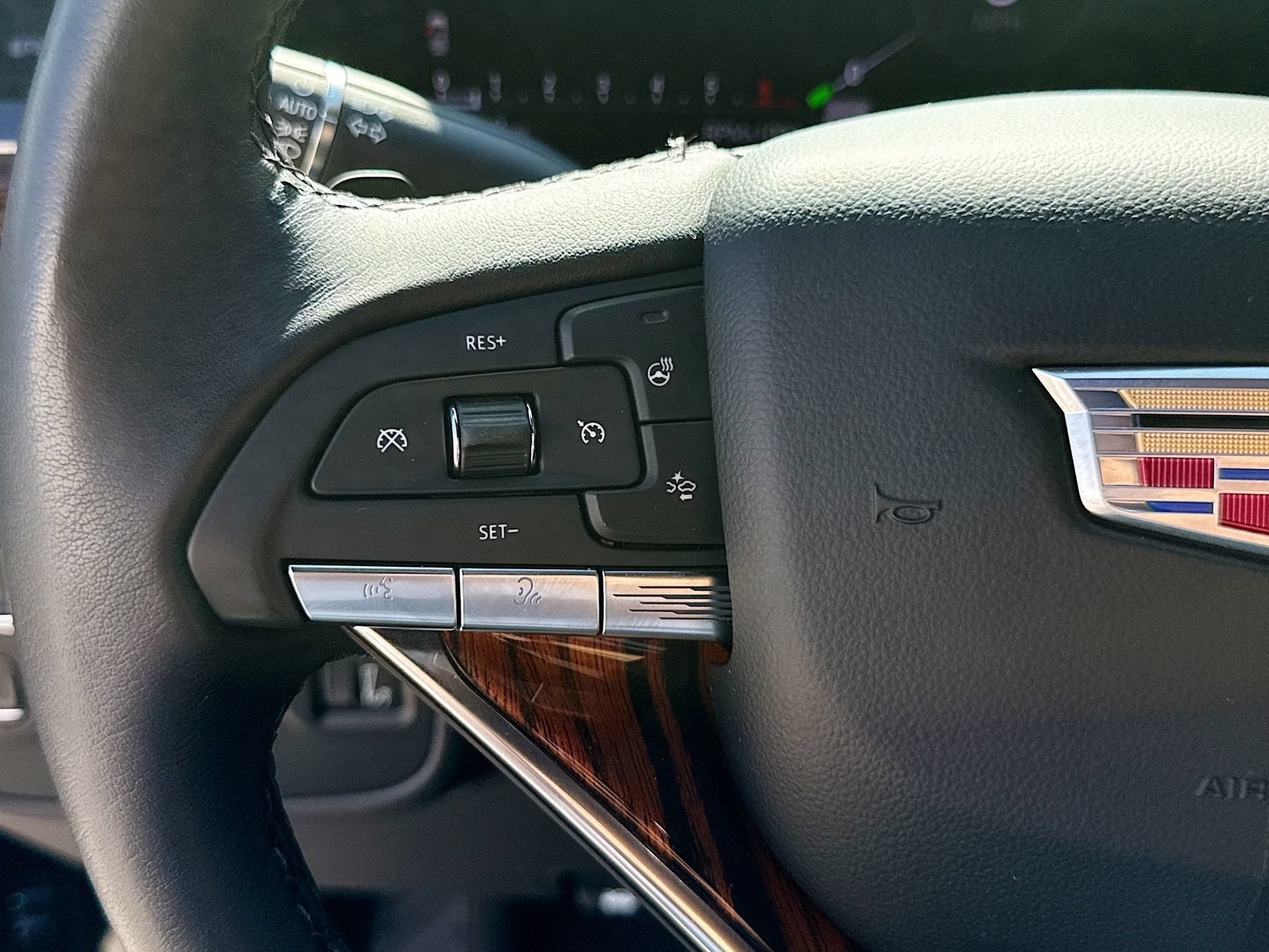 Used 2024 Cadillac Escalade Luxury AWD/4WD image 33