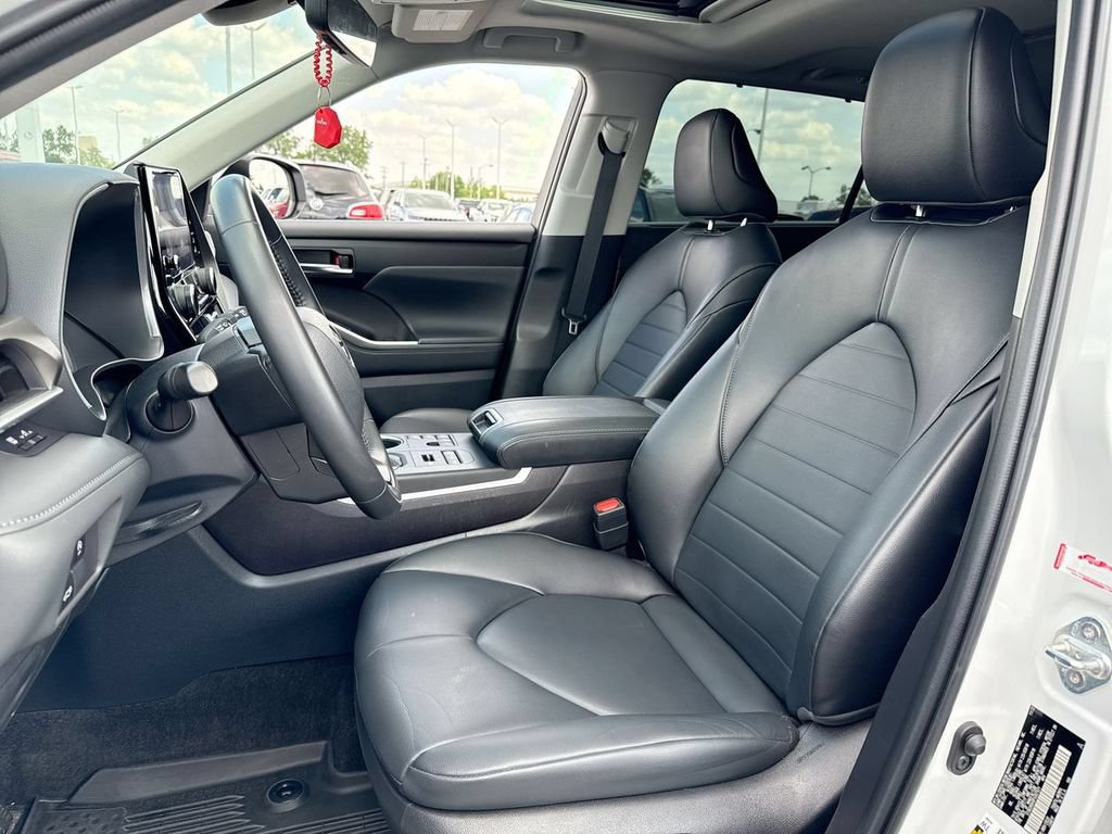 Used 2023 Toyota Highlander XLE AWD/4WD image 11