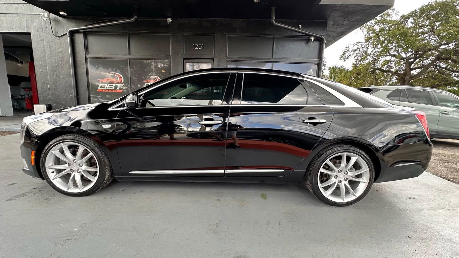 Used 2018 Cadillac XTS Premium Luxury w/ Driver Assist Package image 2