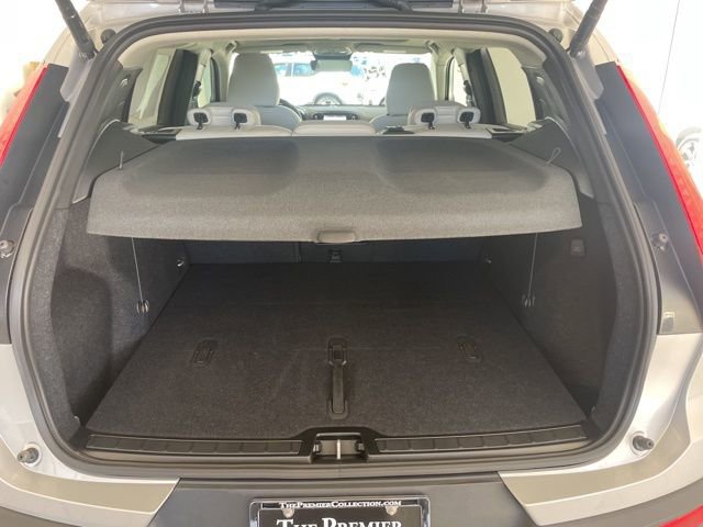 Certified 2025 Volvo XC40 B5 Plus image 9
