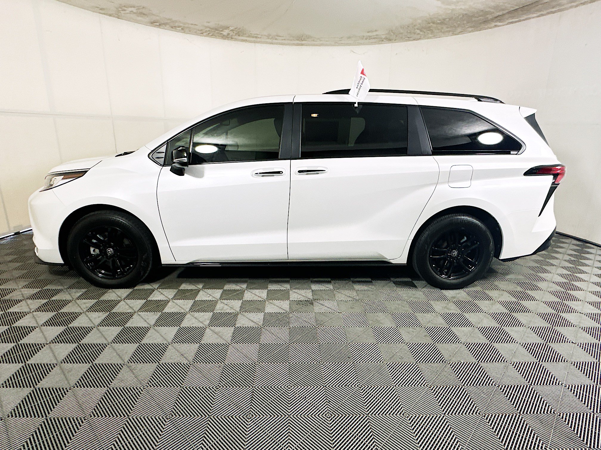 Used 2023 Toyota Sienna Limited FWD image 6