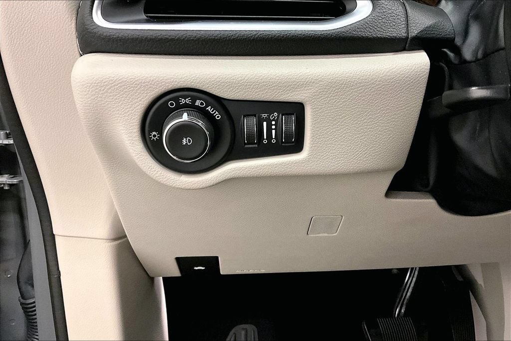 Used 2023 Chrysler Pacifica Limited FWD image 15