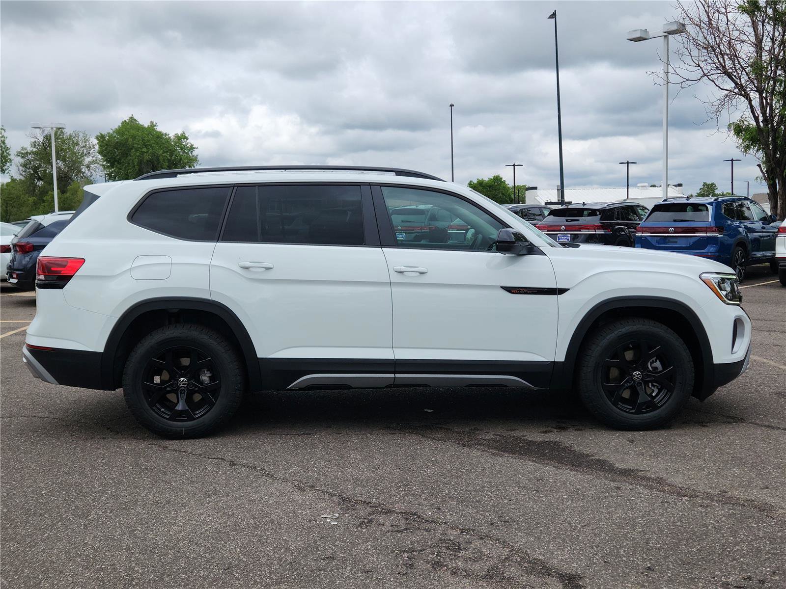 New 2025 Volkswagen Atlas Peak Edition SE image 2