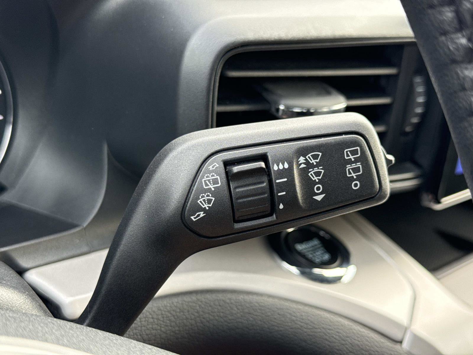 Used 2023 Ford Explorer XLT image 11