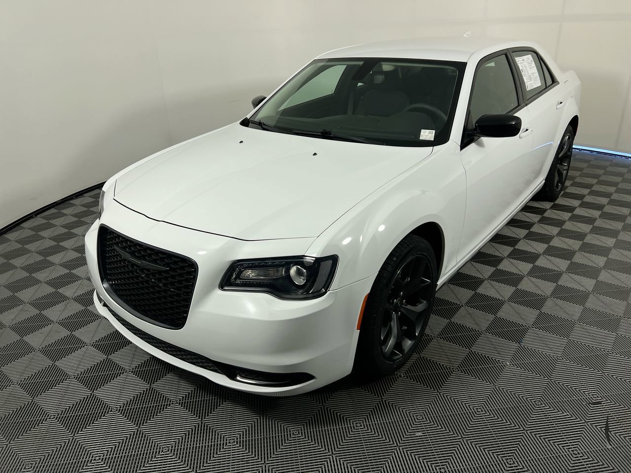 Used 2023 Chrysler 300 Touring w/ Sport Appearance Package image 7