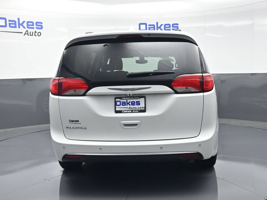 Used 2017 Chrysler Pacifica Touring-L FWD image 6